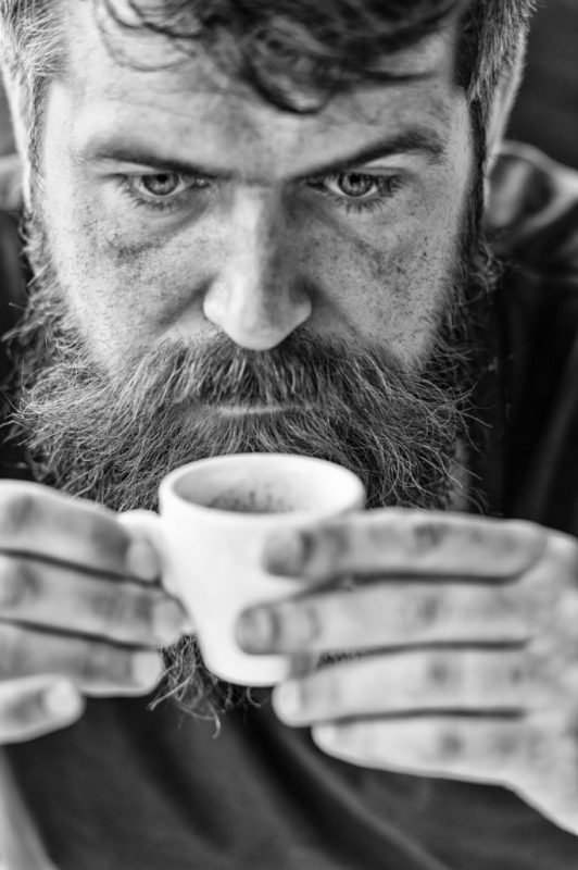 uomo con caffè